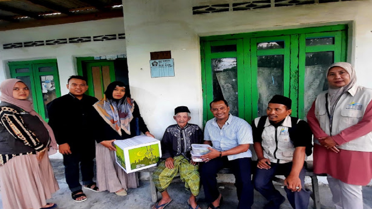 Kunjungi Penerima Manfaat Permakanan Lansia, Camat Talun Berharap Lansia Semakin Sejahtera