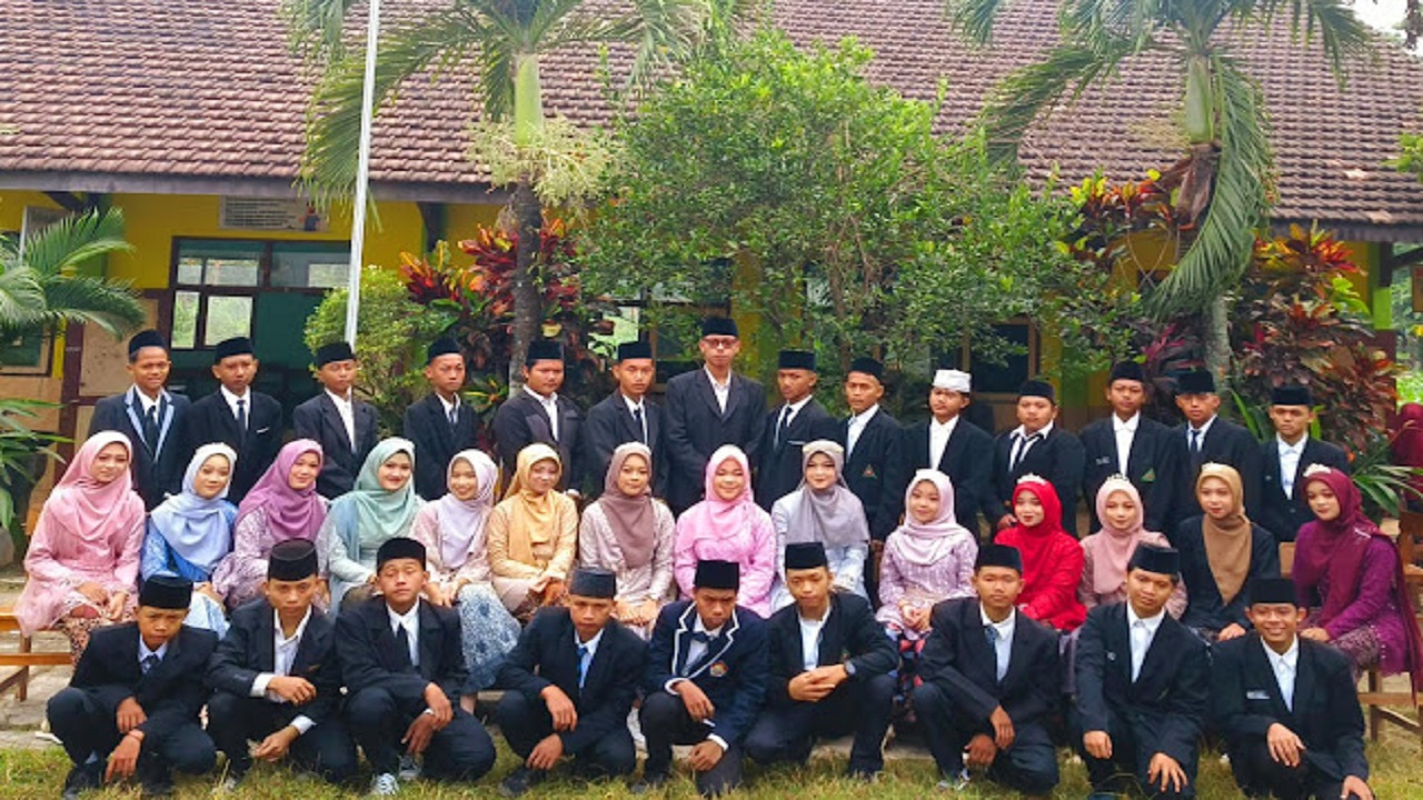 Pesantren Darurroja Srengat Wisuda Ratusan Santri, Lulusan Terbaik Dapatkan Trophy Menarik