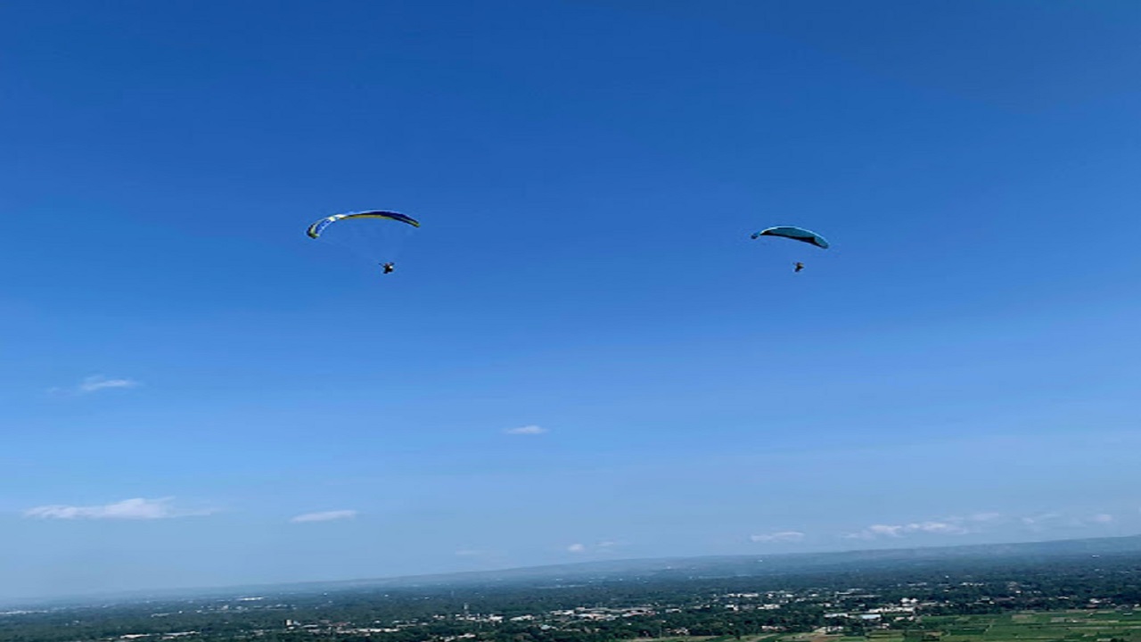 Paralayang Hiasi Langit Gunung Pegat: Fun Fly Penuh Warna dan Sensasi