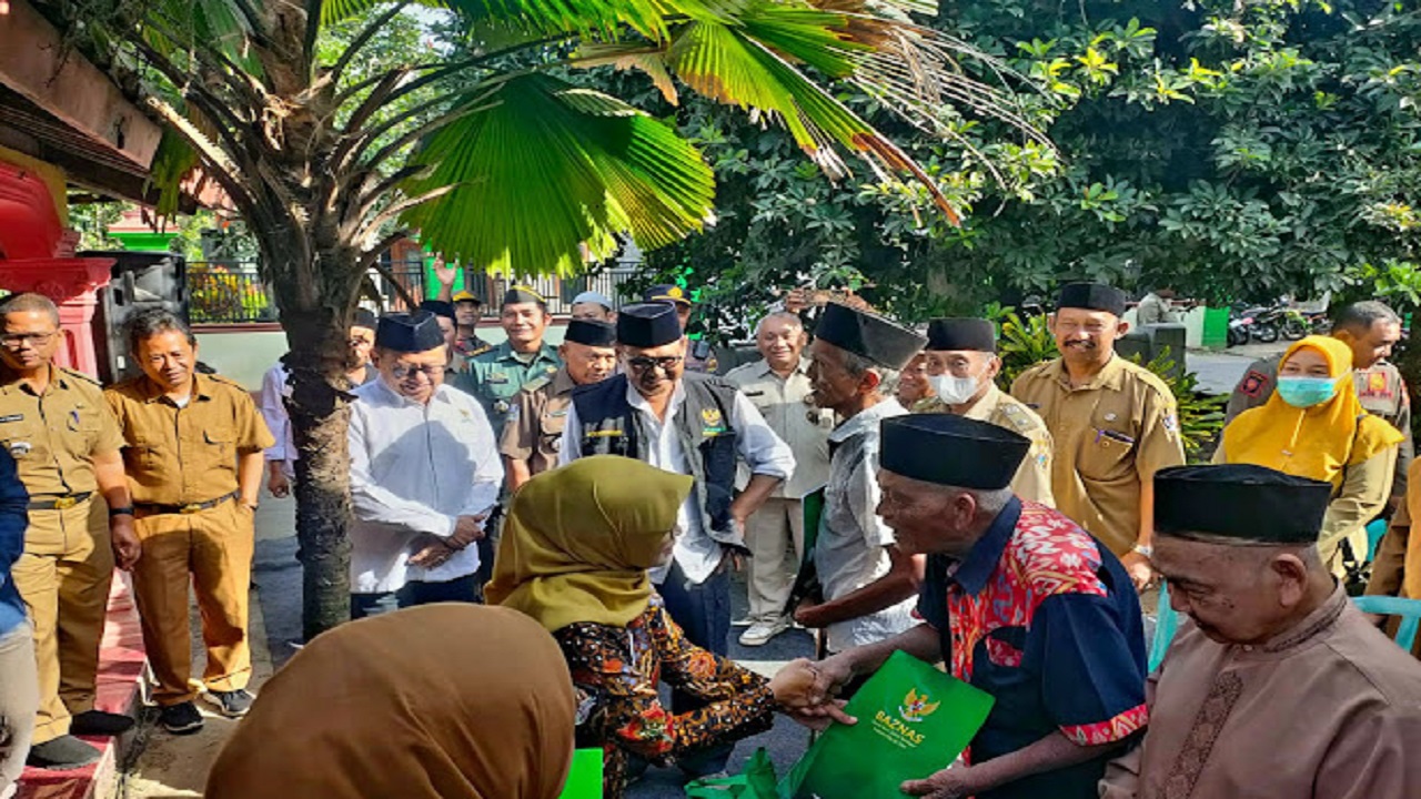 Bantuan Ternak Kambing BAZNAS Propinsi Jawa Timur Berdayakan Peternak Lokal