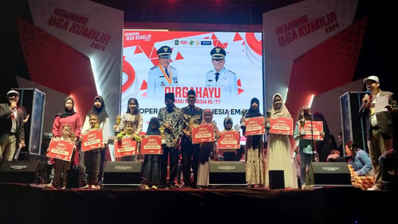 Penyerahan Piala dan Uang Pembinaan pada Penutupan Gemilang Laga Kumilir