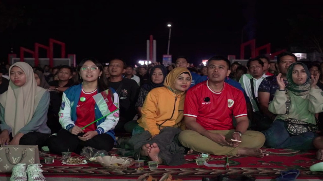 Nobar SAE Bareng Ribuan Warga, Pasangan Ibin-Elim Tunjukkan Kepedulian pada Sepak Bola