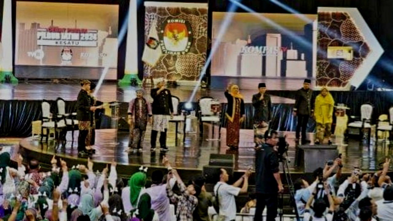 Debat Pilgub Jatim, Paslon Belum Benderang Sampaikan Komitmen Keterbukaan Informasi