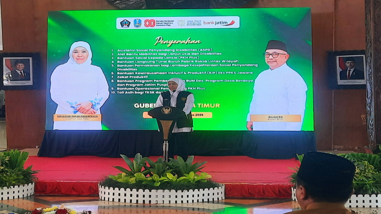 Gubernur Khofifah Serahkan Bantuan di Blitar, Senyum Warga Warnai Pendopo Ronggo Hadinegoro